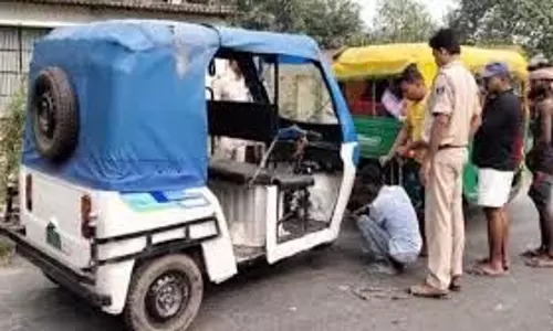 Bihar: 90 साल की महिला को नहीं मिली एंबुलेंस, ई-रिक्शा में ऑक्सीजन सिलेंडर रखकर परिजन ले गए अस्पताल Bihar: 90 साल की महिला को नहीं मिली एंबुलेंस, ई-रिक्शा में ऑक्सीजन सिलेंडर रखकर परिजन ले गए अस्पताल