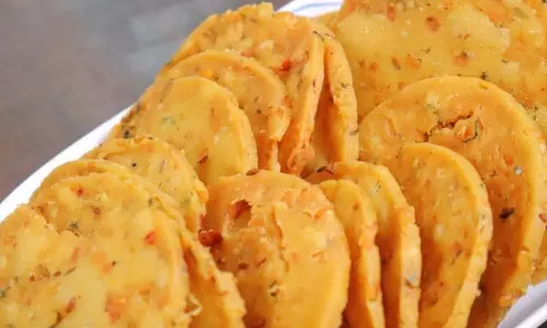 Moong Dal Papdi: इस स्वादिष्ट और सेहतमंद नाश्ते का कई दिनों तक आनंद लिया जा सकता है Moong Dal Papdi: इस स्वादिष्ट और सेहतमंद नाश्ते का कई दिनों तक आनंद लिया जा सकता है