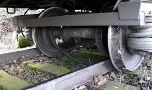 Andhra Pradesh: भारी लोडिंग के कारण मालगाड़ी गर्डर से टकराई,ट्रेन सेवाएं बाधित
