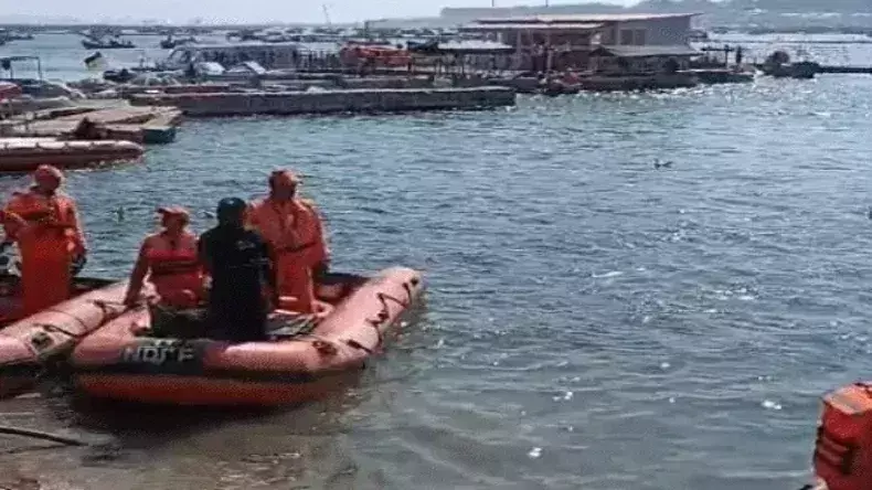 Prayagraj: संगम स्नान को जा रही नाव किला घाट पर पलटी