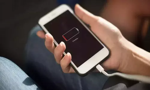 क्या Smartphone चार्ज करने से बिजली की खपत बढ़ती है? जानें इसके प्रभाव