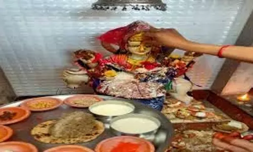 Sheetala Ashtami 2025: शीतला अष्टमी पर माता रानी को क्यों चढ़ाते हैं बासी खाना, जानिए धार्मिक महत्व Sheetala Ashtami 2025: शीतला अष्टमी पर माता रानी को क्यों चढ़ाते हैं बासी खाना, जानिए धार्मिक महत्व
