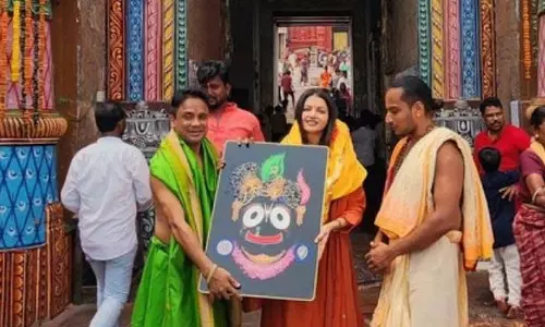 Actress Bhagyashree ने पुरी जगन्नाथ मंदिर का दौरा किया