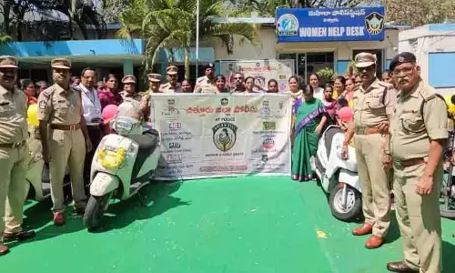 Chittoor पुलिस ने महिलाओं की सुरक्षा को मजबूत करने के लिए ‘शक्ति टीम’ की शुरुआत की Chittoor पुलिस ने महिलाओं की सुरक्षा को मजबूत करने के लिए ‘शक्ति टीम’ की शुरुआत की