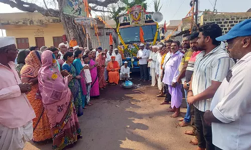 Karnataka: श्रीशैलम के पैदल यात्रियों के लिए सीमा पर भोजन वितरण Karnataka: श्रीशैलम के पैदल यात्रियों के लिए सीमा पर भोजन वितरण
