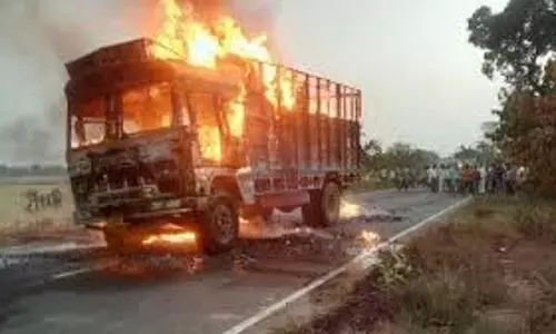 MP News: हाईटेंशन लाइन की चपेट में आने से तेंदू पत्ता से भरे ट्रक में लगी आग
