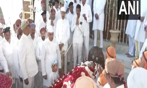 Udaipur के पूर्व राजपरिवार के मुखिया अरविंद सिंह मेवाड़ को श्रद्धांजलि दी गई