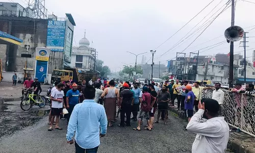 Bahraich: जलभराव की समस्या से परेशान लोगों ने किया सड़क जाम