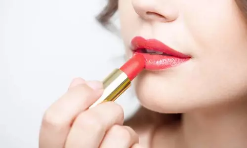 Beauty Tips : लिपस्टिक लगाने के गलत तरीके से बचें Beauty Tips : लिपस्टिक लगाने के गलत तरीके से बचें