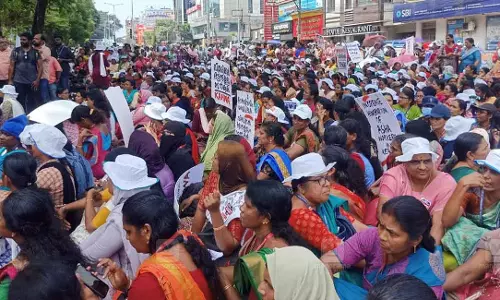 Kerala: अभ्यर्थियों ने सचिवालय को घेरा Kerala: अभ्यर्थियों ने सचिवालय को घेरा