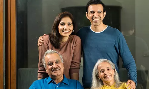 Relationship Tips: दूर रहते हुए भी ऐसे रखें माता-पिता का ख्याल Relationship Tips: दूर रहते हुए भी ऐसे रखें माता-पिता का ख्याल