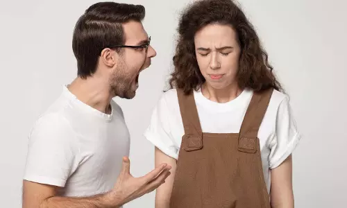 Relationship : रिश्तों को कमजोर कर रही ये आदत