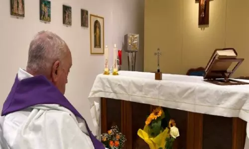 Vatican ने अस्पताल में भर्ती होने के बाद पोप फ्रांसिस की पहली तस्वीर जारी की Vatican ने अस्पताल में भर्ती होने के बाद पोप फ्रांसिस की पहली तस्वीर जारी की