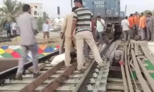 Anakapalli के पास मालगाड़ी गर्डर से टकराई, ट्रैक क्षतिग्रस्त Anakapalli के पास मालगाड़ी गर्डर से टकराई, ट्रैक क्षतिग्रस्त