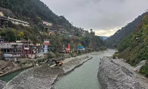CM Dhami ने थराली में बाढ़ रोकने के लिए पिंडर नदी की खुदाई के निर्देश दिए CM Dhami ने थराली में बाढ़ रोकने के लिए पिंडर नदी की खुदाई के निर्देश दिए
