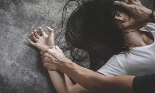 घर पर अकेली थी बीमार महिला, युवक की नीयत बिगड़ी, लूटी आबरू