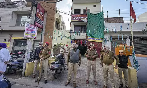Amritsar: मंदिर के पास ग्रेनेड विस्फोट करने का आरोपी मुठभेड़ में मारा गया Amritsar: मंदिर के पास ग्रेनेड विस्फोट करने का आरोपी मुठभेड़ में मारा गया