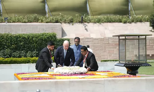 New Zealand PM ने राजघाट पर महात्मा गांधी को श्रद्धांजलि दी