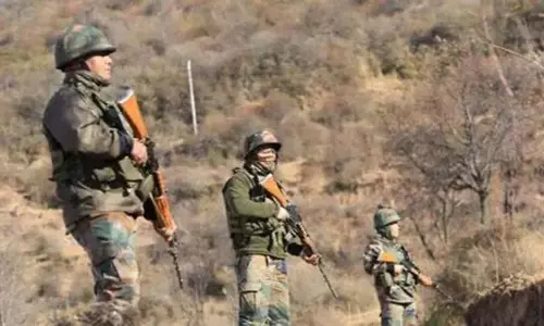 Jammu-Kashmir: एक आतंकवादी मारा गया, एके सीरीज का हथियार बरामद Jammu-Kashmir: एक आतंकवादी मारा गया, एके सीरीज का हथियार बरामद