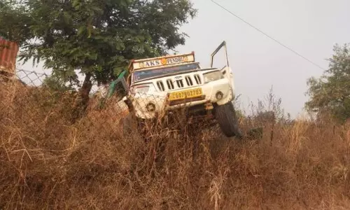 महासमुंद में 12 लोग घायल और एक की हालत नाजुक, हाईवा ने ट्रक को मारी ठोकर महासमुंद में 12 लोग घायल और एक की हालत नाजुक, हाईवा ने ट्रक को मारी ठोकर