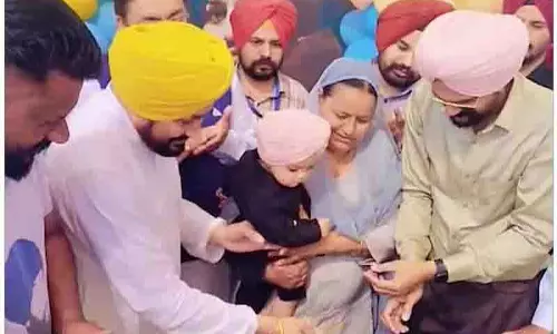 Charanjit चन्नी सिद्धू मूसेवाला के घर उनके छोटे भाई का पहला जन्मदिन मनाने पहुंचे
