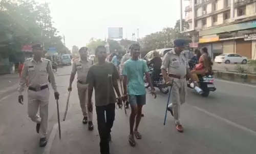 होली के दिन चाकूबाजी करने वाले 2 बदमाश गिरफ्तार, पुलिस ने निकाला जुलूस