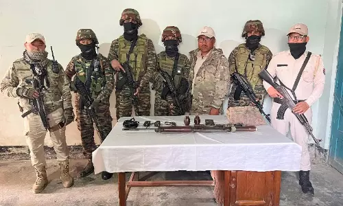 Manipur: सुरक्षा बलों ने लोइतांग संदुम पहाड़ियों में छिपा हुआ हथियारों का जखीरा बरामद किया Manipur: सुरक्षा बलों ने लोइतांग संदुम पहाड़ियों में छिपा हुआ हथियारों का जखीरा बरामद किया