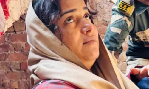 पाकिस्तानी महिला ने बॉर्डर पार कर भारत में की एंट्री, पकड़े जाने पर लौटने से किया इनकार पाकिस्तानी महिला ने बॉर्डर पार कर भारत में की एंट्री, पकड़े जाने पर लौटने से किया इनकार