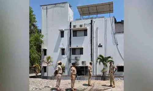 Hyderabad पुलिस आयुक्त सांसद अरुणा के आवास पर पहुंचे