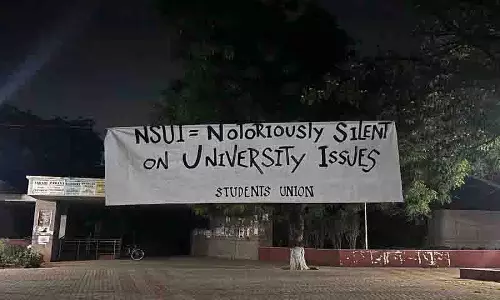 UoH में कैंपस की जमीन की नीलामी के कांग्रेस सरकार के फैसले के खिलाफ बैनर लगे