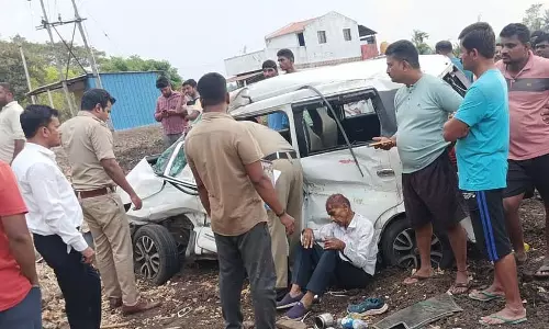 Karnataka के चिक्कोडी के पास कार-ट्रक की टक्कर में तीन लोगों की मौत