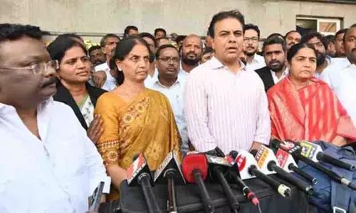 KTR ने पत्रकारों की गिरफ्तारी की निंदा की, कांग्रेस शासन को ‘आपातकाल 2.0’ कहा KTR ने पत्रकारों की गिरफ्तारी की निंदा की, कांग्रेस शासन को ‘आपातकाल 2.0’ कहा