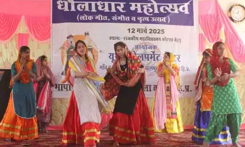 Dhauladhar महोत्सव में कलाकारों ने हिमालयी लोक संस्कृति का जश्न मनाया Dhauladhar महोत्सव में कलाकारों ने हिमालयी लोक संस्कृति का जश्न मनाया