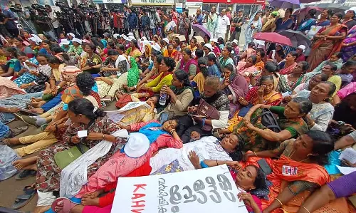 ASHA कार्यकर्ताओं ने सचिवालय घेराव कर मानदेय वृद्धि और लाभ की मांग की ASHA कार्यकर्ताओं ने सचिवालय घेराव कर मानदेय वृद्धि और लाभ की मांग की