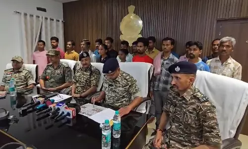 बीजापुर में 19 नक्सलियों का सरेंडर, सभी को एसपी ने दिए 25-25 हजार ईनाम बीजापुर में 19 नक्सलियों का सरेंडर, सभी को एसपी ने दिए 25-25 हजार ईनाम