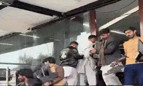 फर्जी कॉल सेंटर में FIA की छापेमारी, स्थानीय लोगों ने लूटे लैपटॉप्स