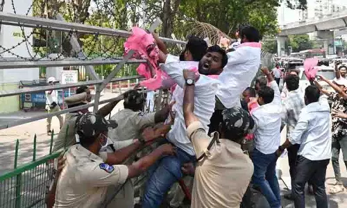 धावा बोलने की कोशिश कर रहे BRS विद्यार्थी कार्यकर्ताओं को हिरासत में लिया धावा बोलने की कोशिश कर रहे BRS विद्यार्थी कार्यकर्ताओं को हिरासत में लिया