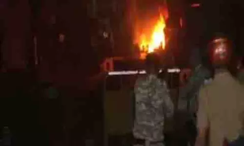 Maharashtra के महल में हिंसा: पथराव, वाहन क्षतिग्रस्त, पुलिसकर्मी घायल