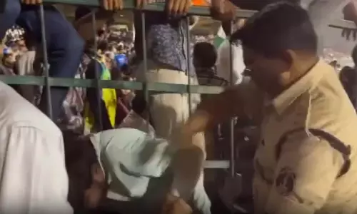 रायपुर स्टेडियम में TI ने असामाजिक तत्वों को पीटा, वीडियो वायरल