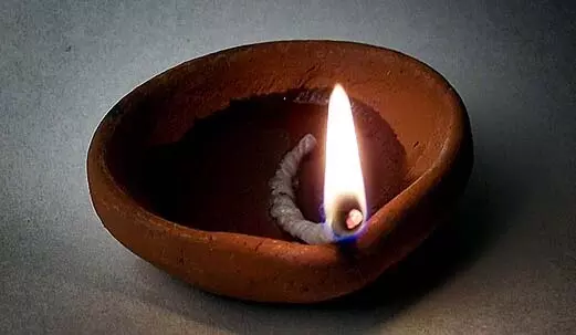दीये की आग से बच्ची की मौत, परिजन सदमे में दीये की आग से बच्ची की मौत, परिजन सदमे में