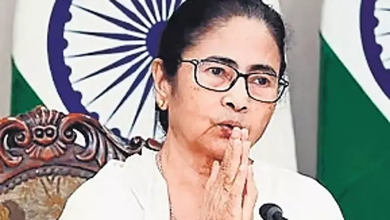 KOLKATA ममता ने फुरफुरा शरीफ का दौरा किया KOLKATA ममता ने फुरफुरा शरीफ का दौरा किया
