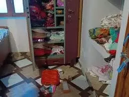 Delhi: दिनदहाड़े घर में चोरी Delhi: दिनदहाड़े घर में चोरी