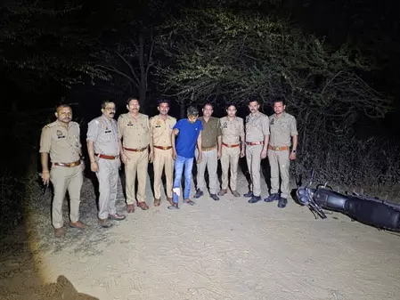 20 हजार के इनामी बदमाश को सूरजपुर पुलिस ने मुठभेड़ में किया गिरफ्तार 20 हजार के इनामी बदमाश को सूरजपुर पुलिस ने मुठभेड़ में किया गिरफ्तार