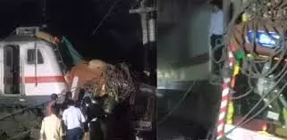 Up News: रेलवे फाटक तोड़कर ट्रैक पर आया ट्रक Up News: रेलवे फाटक तोड़कर ट्रैक पर आया ट्रक