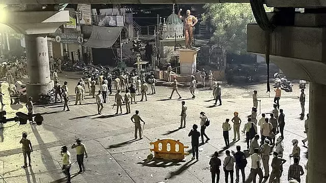 औरंगजेब की समाधि विवाद: धर्मग्रंथ जलाने की अफवाह पर नागपुर में हिंसा, 9 घायल औरंगजेब की समाधि विवाद: धर्मग्रंथ जलाने की अफवाह पर नागपुर में हिंसा, 9 घायल