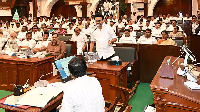 वोट बैंक की राजनीति: DMK-AIADMK में गरमागरम बहस वोट बैंक की राजनीति: DMK-AIADMK में गरमागरम बहस