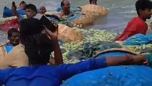 Bihar: तेज हवा के कारण नदी में नाव पलटी, 35 किसान डूबे Bihar: तेज हवा के कारण नदी में नाव पलटी, 35 किसान डूबे