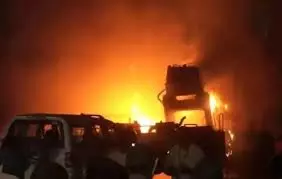 Nagpur : हिंसा के बाद कई थाना क्षेत्रों में कर्फ्यू लगा, पुलिसकर्मियों समेत कई लोग घायल Nagpur : हिंसा के बाद कई थाना क्षेत्रों में कर्फ्यू लगा, पुलिसकर्मियों समेत कई लोग घायल
