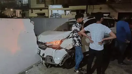 नशे में युवक ने कार से घर का गेट तोड़ा, हादसा CCTV कैमरे में कैद नशे में युवक ने कार से घर का गेट तोड़ा, हादसा CCTV कैमरे में कैद