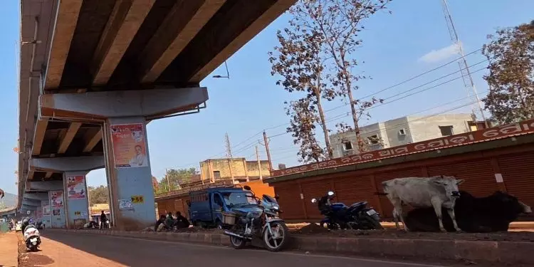 Joda फ्लाईओवर से एक और ड्रेनेज पाइप गिरा Joda फ्लाईओवर से एक और ड्रेनेज पाइप गिरा